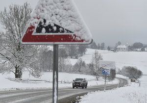 Šumavu překvapil silný mráz a vrstva sněhu. Silničáři jsou v pohotovosti (27.11. 2018)