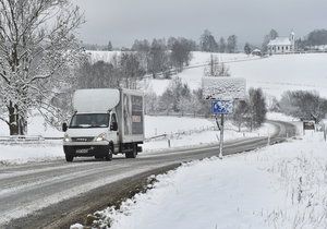 Jižní Moravu zasypal v noci sníh, který komplikuje dopravu. (Ilustrační foto)