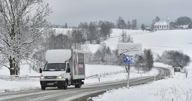 Jižní Moravu zasypal v noci sníh, který komplikuje dopravu. (Ilustrační foto)