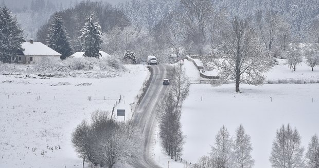 Šumavu překvapil silný mráz a vrstva sněhu. Silničáři jsou v pohotovosti (27.11 2018)