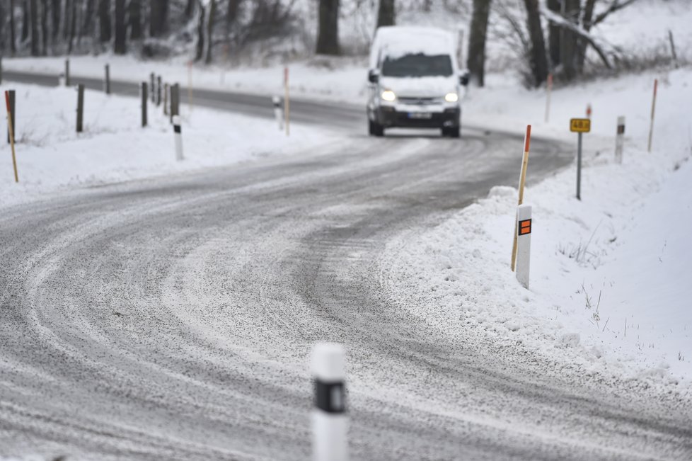 Sníh komplikuje na řadě míst dopravu. Sněžit má na některých místech i během dne