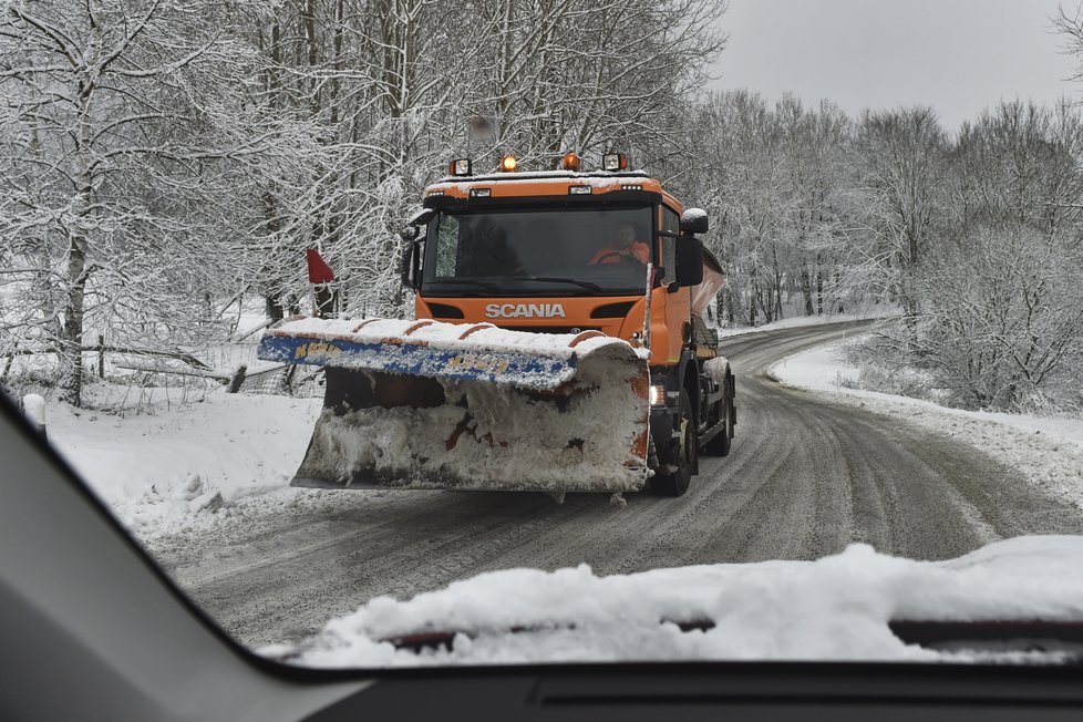 Česko zasype o víkendu sníh, napadne až 25 centimetrů. Pozor na náledí a zmrazky