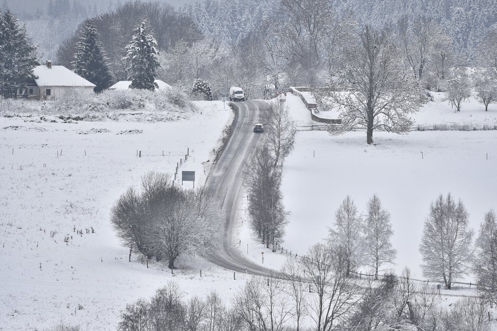 Šumavu překvapil silný mráz a vrstva sněhu. Silničáři jsou v pohotovosti (27.11. 2018)