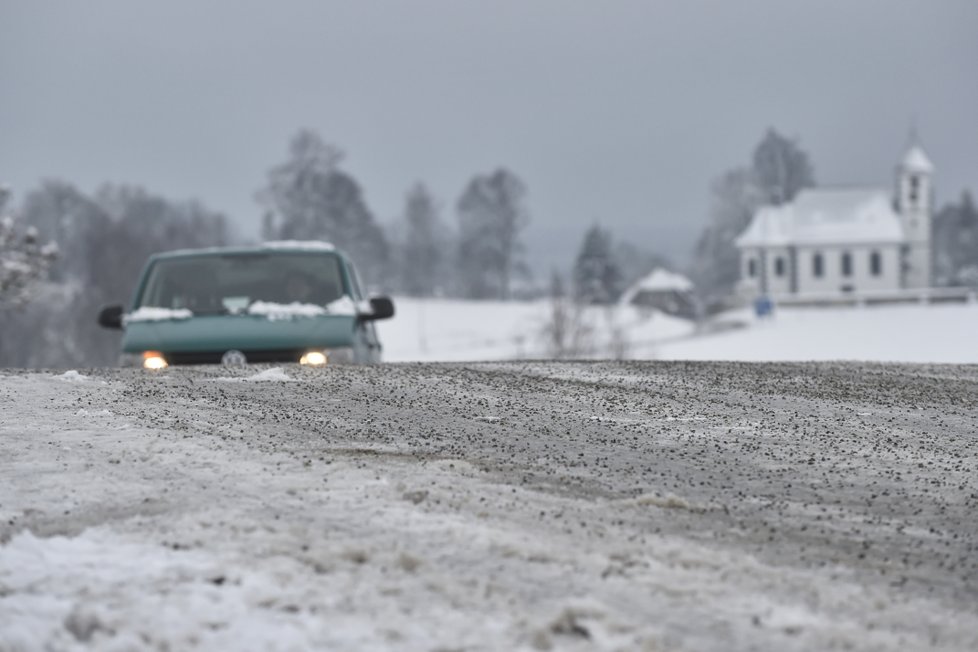 Sníh komplikuje na řadě míst dopravu. Sněžit má na některých místech i během dne