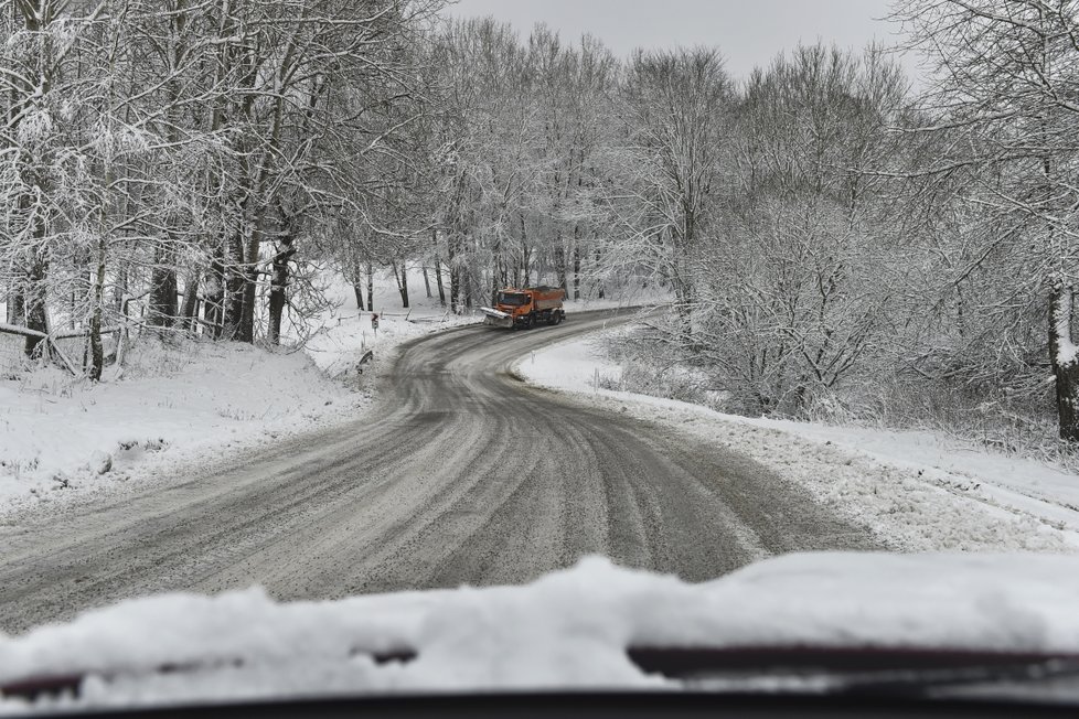 Česko zasype o víkendu sníh, napadne až 25 centimetrů. Pozor na náledí a zmrazky