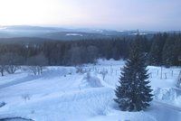 V noci udeřily tuhé mrazy. Na Šumavě bylo -28,4 °C, auta škrábali i Pražané