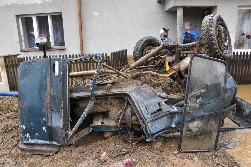 Nedělní blesková povodeň zcela zpustošila místní část Šumvaldu Břevenec na Olomoucku.