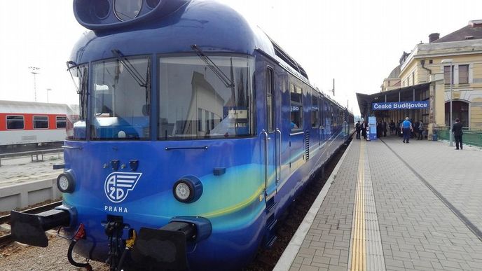 Šumavská trať z Českých Budějovic do Volar prochází obnovou. Na snímku měřící vlak firmy AŽD Praha, která rekonstrukci provádí.