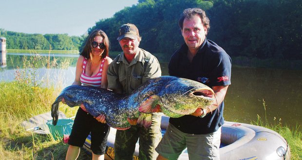 Leon Ryčl (vpravo) s kamarádem Mirkem a kamarádkou Ivetou měli co dělat, aby obrovitou rybu vůbec uzvedli