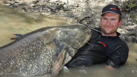 Milanu Filipovi se podařilo na jihu Evropy chytit obřího téměř 2,5 metru dlouhého sumce. 