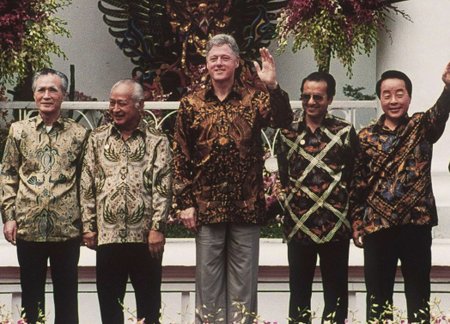 Bill Clinton v roce 1994 v Indonésii na summitu APEC oblékl batikovanou košili.