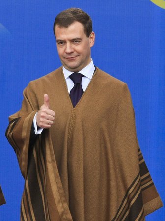 V Peru na summitu APEC v roce 2008 státníci oblékli ponča. Na snímku Dmitrij Medveděv.