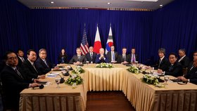 Summit ASEAN: Americký prezident Joe Biden na setkání s lídry Japonska a Koreji (13.11.2022)