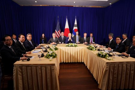 Summit ASEAN: Americký prezident Joe Biden na setkání s lídry Japonska a Koreji (13.11.2022)