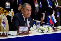 Lavrov se opřel do Západu: Snažíte se ovládnout Asii, hřímal na summitu. Státy viní z militarizace