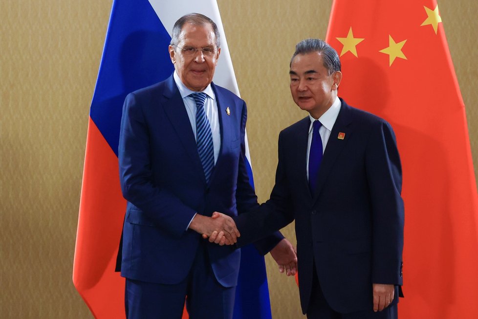 Summit G20 v Indonésii: ruský ministr zahraničí Sergej Lavrov a čínský ministr zahraničí