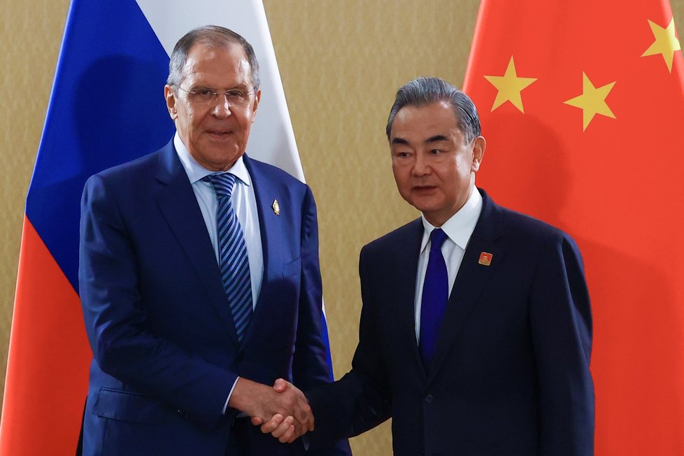 Summit G20 v Indonésii: ruský ministr zahraničí Sergej Lavrov a čínský ministr zahraničí