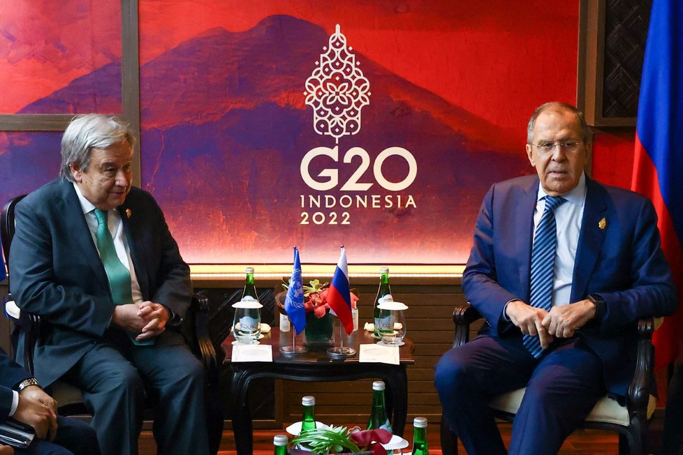 Summit G20 v Indonésii: ruský ministr zahraničí Sergej Lavrov a generální tajemník OSN Antonio Guterres