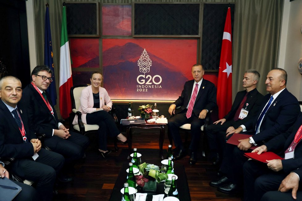 Summit G20 v Indonésii, Bali: turecký prezident Tayyip Erdogan a italská premiérka Giorgia Meloniová