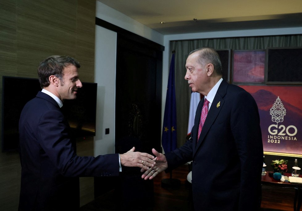 Summit G20 v Indonésii, Bali: turecký prezident Tayyip Erdogan a francouzský prezident Emmanuel Macron