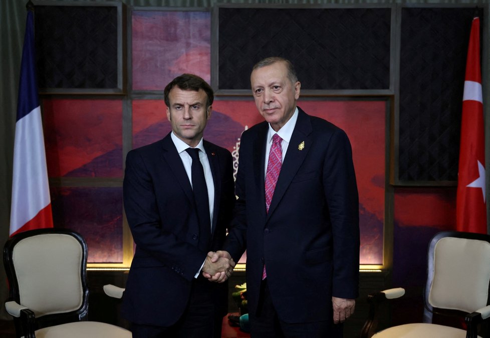 Summit G20 v Indonésii, Bali: turecký prezident Tayyip Erdogan a francouzský prezident Emmanuel Macron