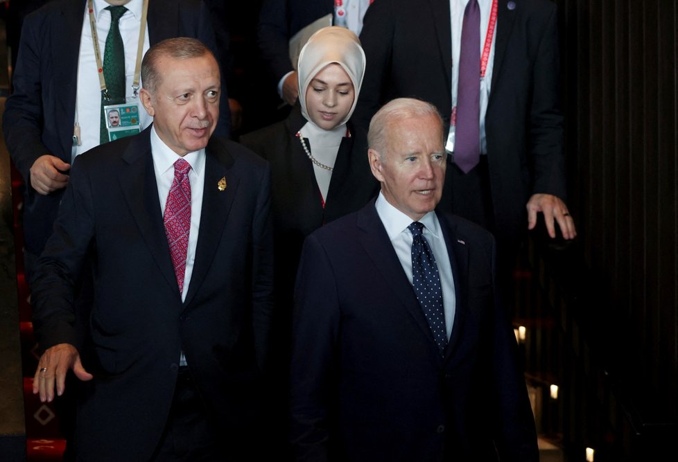 Summit G20 v Indonésii, Bali: turecký prezident Tayyip Erdogan a americký prezident Joe Biden
