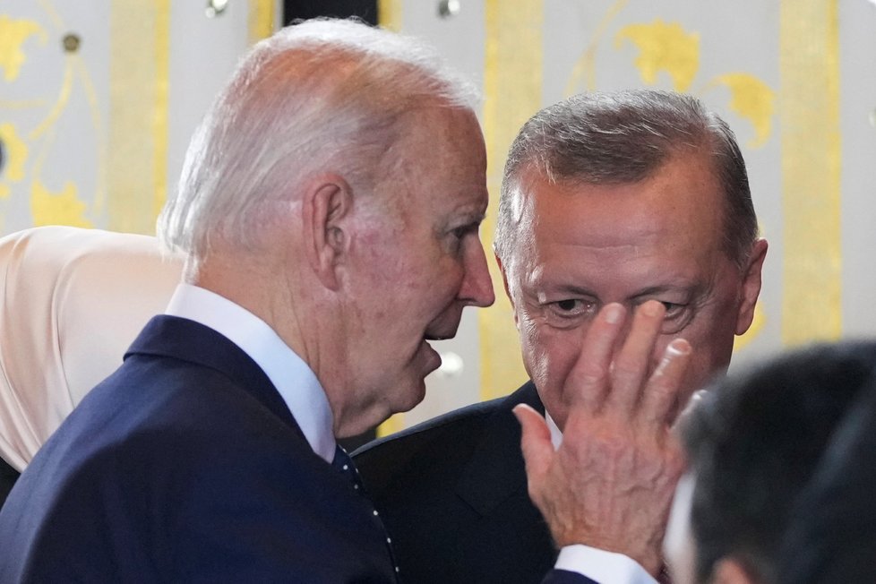 Summit G20 v Indonésii, Bali: turecký prezident Tayyip Erdogan a americký prezident Joe Biden