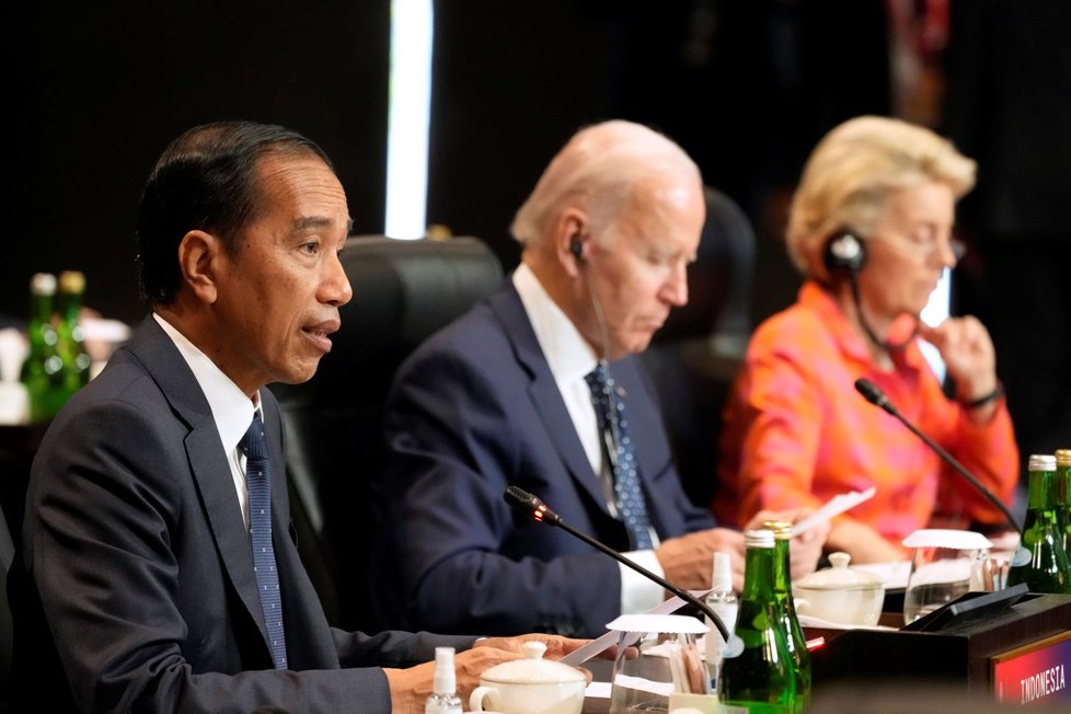 Summit G20 v Indonésii, Bali: americký prezident Joe Biden, předsedkyně EK Ursula von der Leyenová a indonéský prezident Joao Widodo