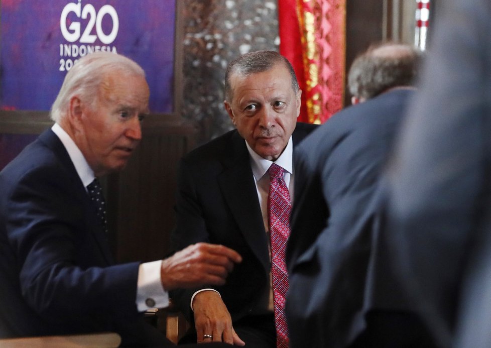 Summit G20 v Indonésii, Bali: americký prezident Joe Biden a turecký prezident Erdogan