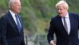 Prezident USA Joe Biden (vlevo) a premiér Británie Boris Johnson v předvečer summitu G7 oznámili, že jejich země darují chudším státům miliony vakcín.