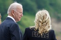 Biden slíbil 500 milionů vakcín chudším zemím. Jeho Jill zatím oblažovala „láskou“ další muže