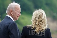 Biden slíbil 500 milionů vakcín chudším zemím. Jeho Jill zatím oblažovala „láskou“ další muže