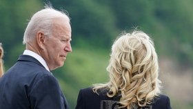 Biden slíbil 500 milionů vakcín chudším zemím. Jeho Jill zatím oblažovala „láskou“ další muže