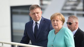 Summit EU v Bratislavě: Angela Merkelová a Robert Fico kráčí na loď Regina Danubia.