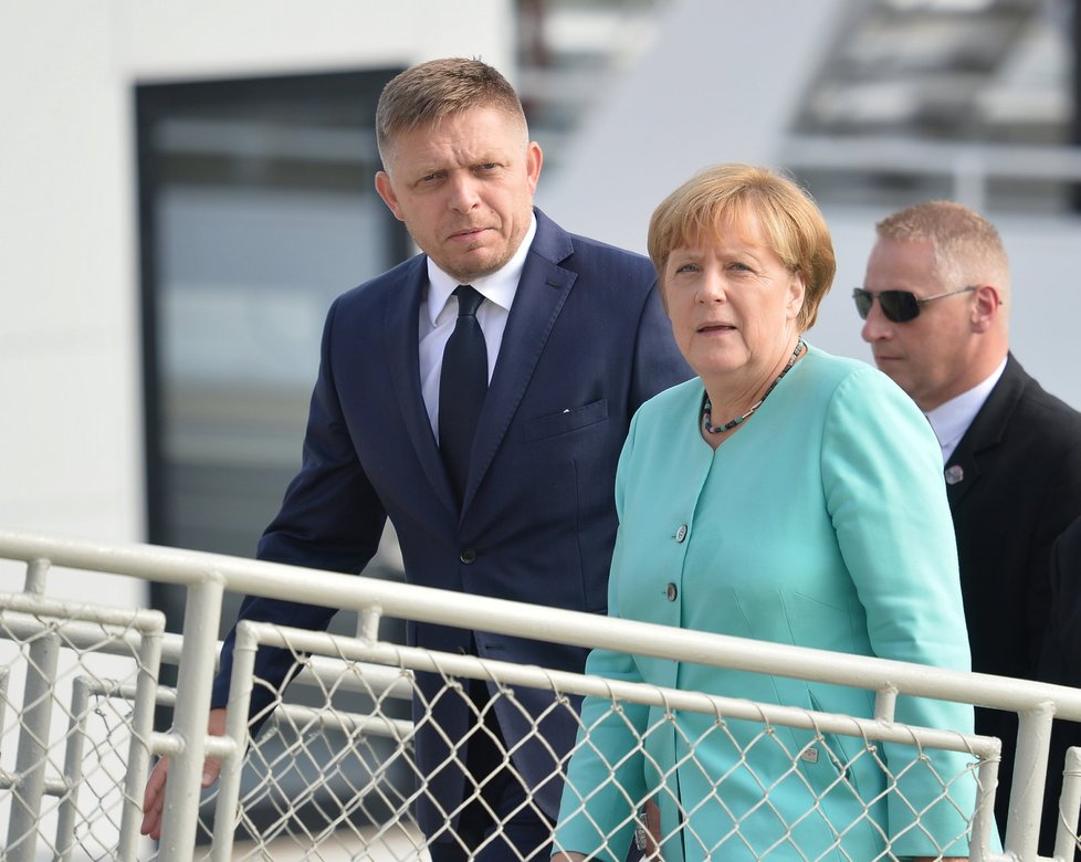 Summit EU v Bratislavě: Angela Merkelová a Robert Fico kráčí na loď Regina Danubia.