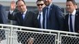 Summit EU v Bratislavě: Francois Hollande mává při nástupu na loď Regina Danubia