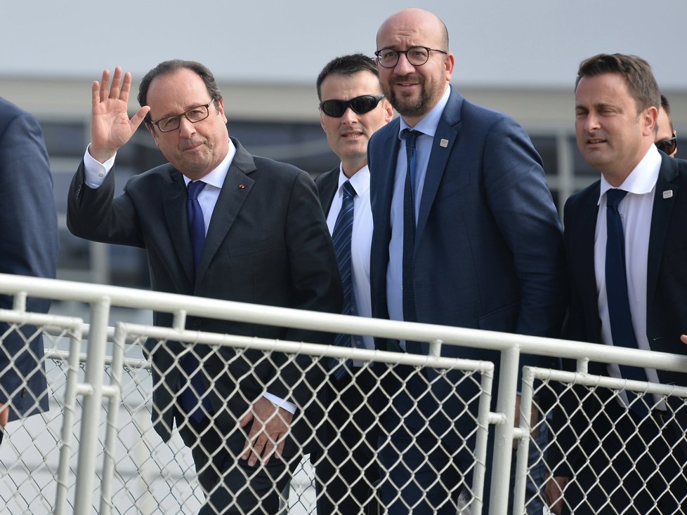 Summit EU v Bratislavě: François Hollande mává při nástupu na loď Regina Danubia.