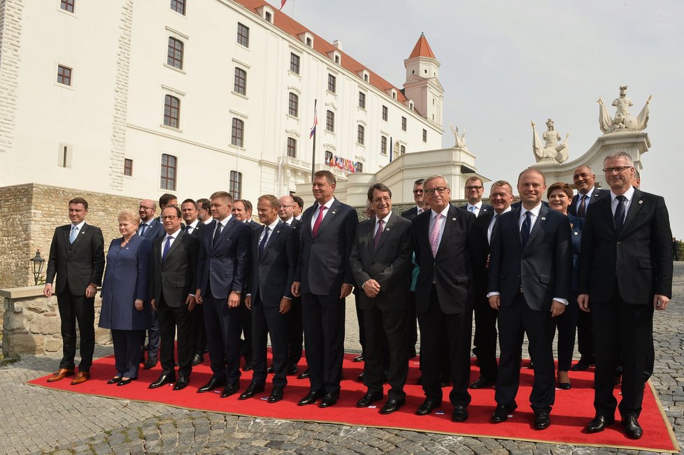Summit EU v Bratislavě: Family foto evropských lídrů