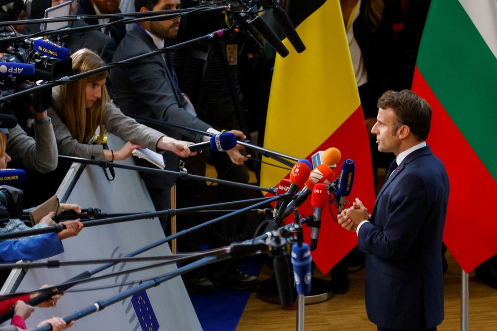 Summit v Bruselu: Francouzský prezident Emmanuel Macron hovoří s médii.