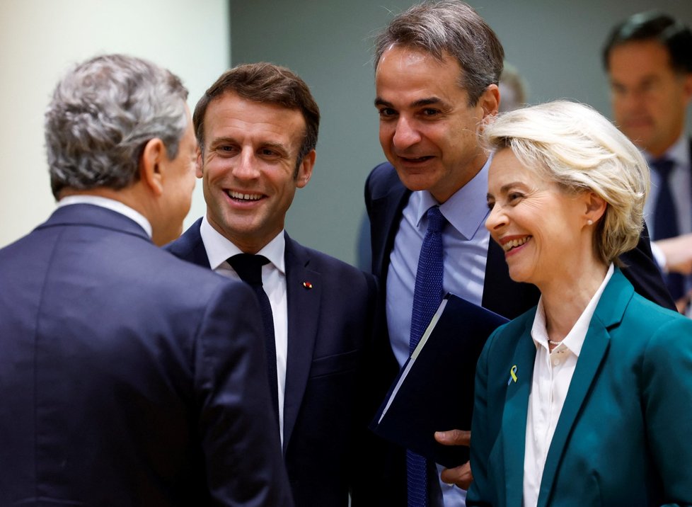 Summit v Bruselu: Předsedkyně Evropské komise Ursula von der Leyenová, francouzský prezident Emmanuel Macron, italský premiér Mario Draghi a řecký premiér Kyriakos Mitsotakis