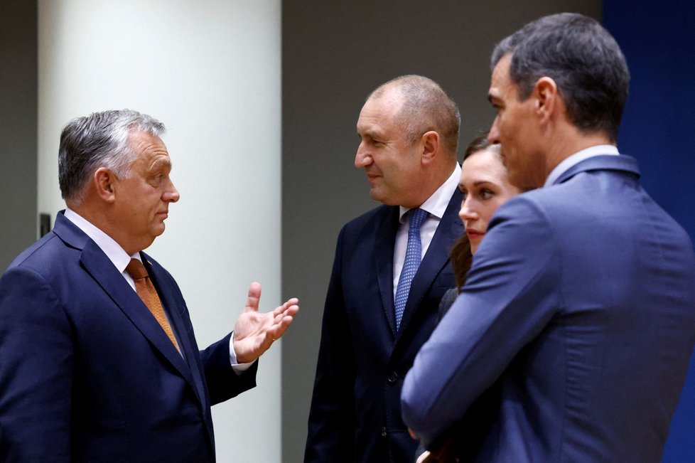 Summit v Bruselu: Maďarský premiér Viktor Orbán, bulharský prezident Rumen Radev, finská premiérka Sanna Marinová a španělský premiér Pedro Sanchez