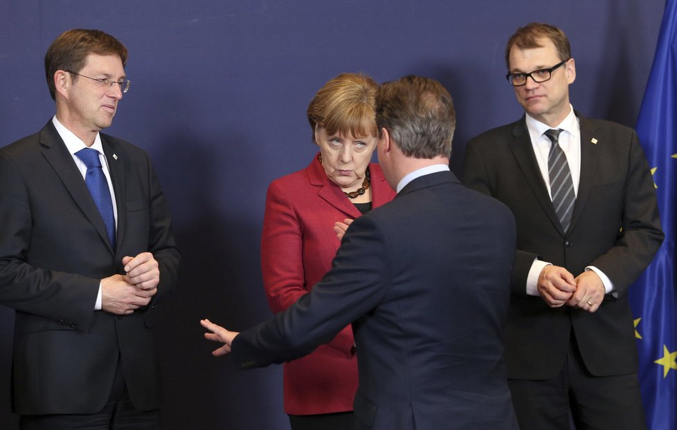 Summit EU v Bruselu k jednání s Tureckem: Angela Merkelová mluví s Davidem Cameronem.