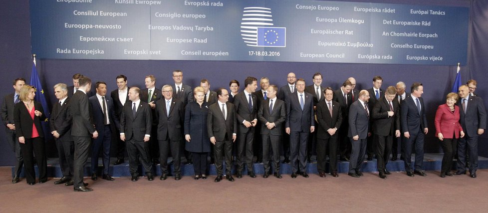 Summit EU v Bruselu k jednání s Tureckem o migraci. Rodinné foto všech zúčastněných premiérů a prezidentů