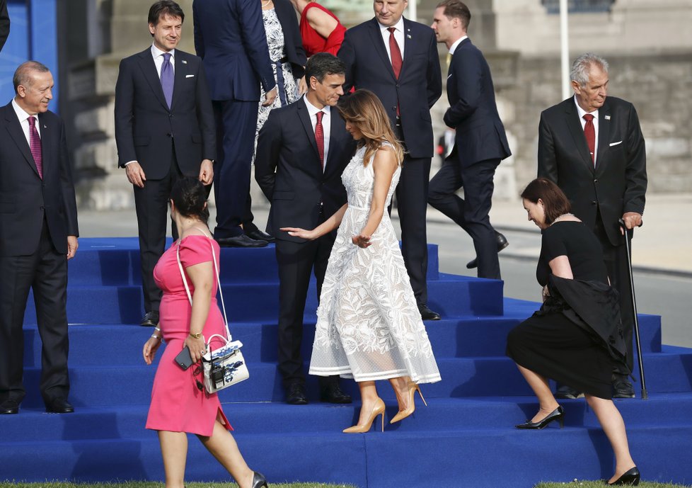 Summit NATO: Melania Trumpová v centru pozornosti, Miloš Zeman na okraji.