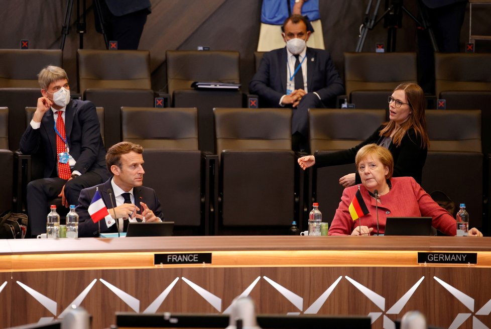 Summit NATO v Bruselu: Emmanuel Macron a Angela Merkelová (14.6.2021)