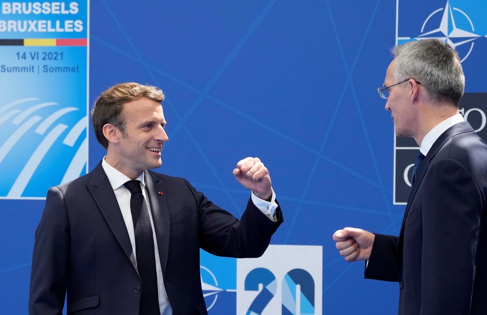 Summit NATO v Bruselu: Emmanuel Macron a Jens Stoltenber (14.6.2021)