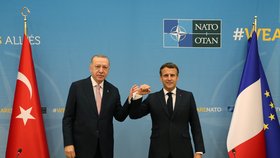 Summit NATO v Bruselu: Macron se sešel s Erdoganem (14.6.2021)