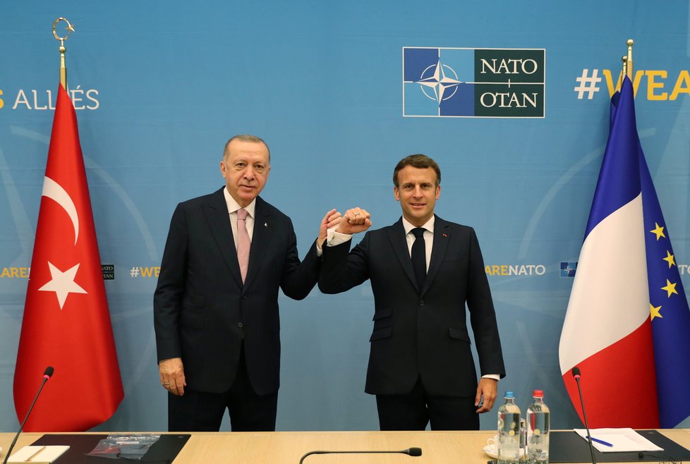 Summit NATO v Bruselu: Macron se sešel s Erdoganem (14.6.2021)