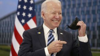 Biden se dohodl se senátory na investicích do infrastruktury, jde o stovky miliard dolarů