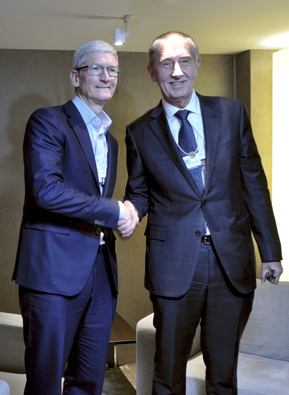 Babiš a generální ředitel Apple Tim Cook v Davosu